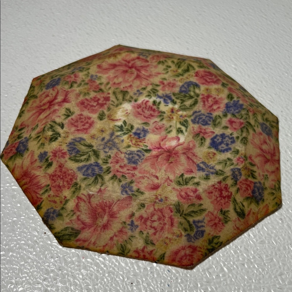 Vintage Dish with a Floral Design Octagonal Raised Rim - Picture 4 of 4